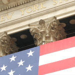 SKN | שווקי ארה״ב ננעלים במגמה מעורבת כאשר התנודתיות עולה והטכנולוגיה נסוגה ב־9 בדצמבר