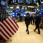 SKN | וול סטריט נפתחת במגמה מעורבת כאשר מניות הקטנות מובילות והטכנולוגיה מפגרת ב־12 בדצמבר