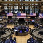 SKN | שווקי ארה״ב מתקדמים למרות זינוק בתנודתיות כאשר משקיעים שוקלים את תיאבון הסיכון ב־15 בדצמבר