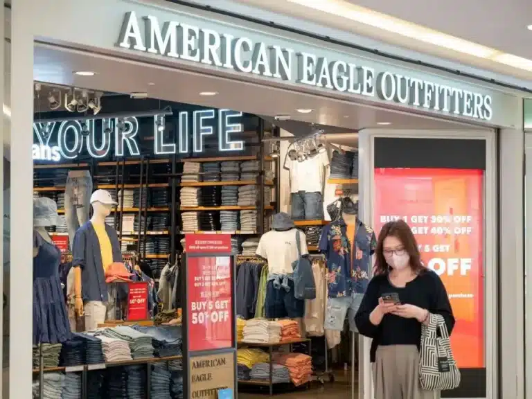 SKN | האם זינוק של 15% במניית American Eagle מסמן נקודת מפנה לענף הקמעונאות — או תגובה קצרה למומנטום רבעוני חזק?