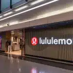 SKN | האם לולולמון צועדת לעימות בחדר הישיבות כאשר המייסד פותח במאבק פרוקסי?