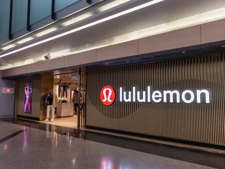 SKN | האם לולולמון צועדת לעימות בחדר הישיבות כאשר המייסד פותח במאבק פרוקסי?