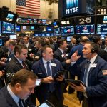 SKN | שווקי המניות בארה״ב נסגרו בעליות כאשר מניות השורה השנייה מובילות והתנודתיות ממשיכה לרדת