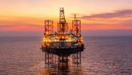 SKN | האם היציבות האחרונה במחירי הנפט היא הפוגה זמנית — או תחילתו של פרמיית סיכון גאופוליטית?