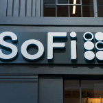 SKN | האם הירידה החדה של SoFi היא תיקון זמני — או סימן לשבריריות גוברת לקראת דוחות 2025?