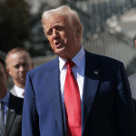 SKN | מכסי טראמפ חוזרים למוקד כאשר הדמוקרטים מצביעים על עלות של 1,200 דולר למשק בית ונחשפים פטורים חדשים