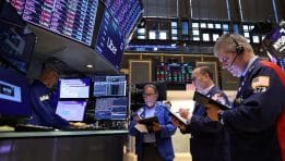 SKN | החוזים העתידיים בארה״ב יורדים כאשר רטוריקת המכסים המחודשת של טראמפ מציתה מחדש חששות מסיכוני סחר