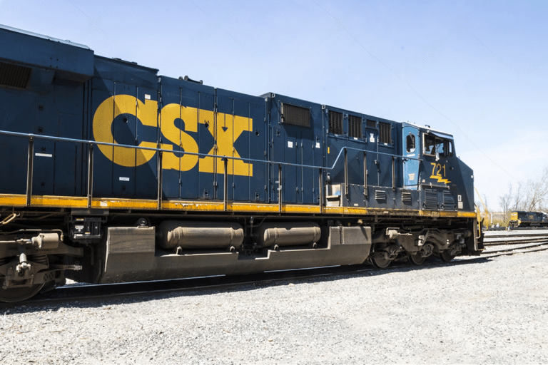 SKN | רווחי הרבעון הרביעי של CSX מחזיקים מעמד למרות ירידה בהכנסות — מה זה מאותת לגבי ביקוש להובלה ב־2026