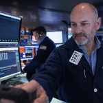 SKN | האנליסטים בוול סטריט הופכים שוב לסלקטיביים: האם שדרוגים בנסיעות ולוגיסטיקה מאותתים על סיבוב שוק חדש?