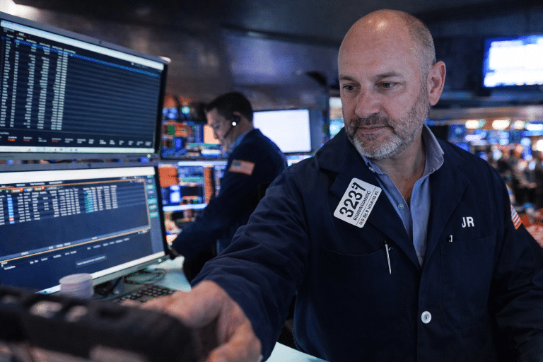 SKN | האנליסטים בוול סטריט הופכים שוב לסלקטיביים: האם שדרוגים בנסיעות ולוגיסטיקה מאותתים על סיבוב שוק חדש?