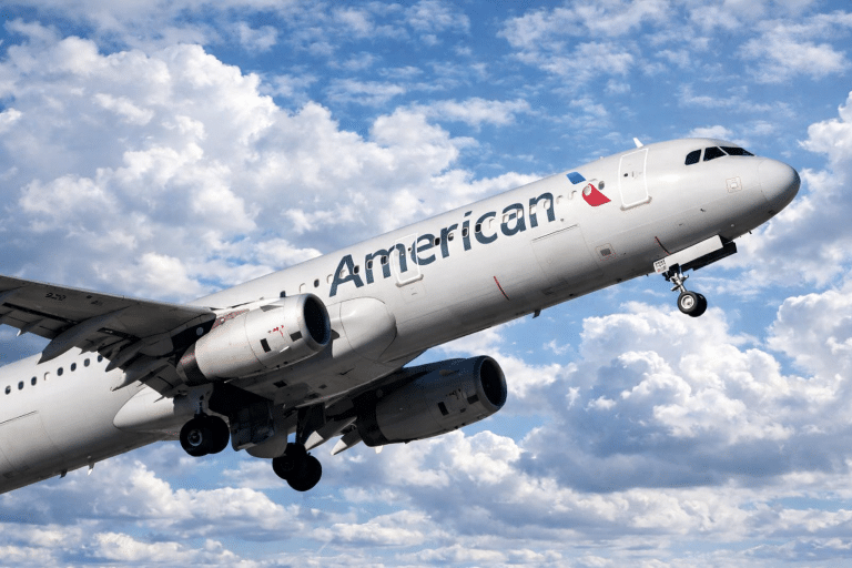 SKN | מניית אמריקן איירליינס שומרת על יציבות כאשר תחזית הרווחים ומגמות ההכנסות נותרות במוקד