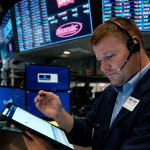 SKN | שווקי ארה״ב ננעלים בירידות כאשר התנודתיות מזנקת והתחזקות הדולר לוחצת על נכסי סיכון