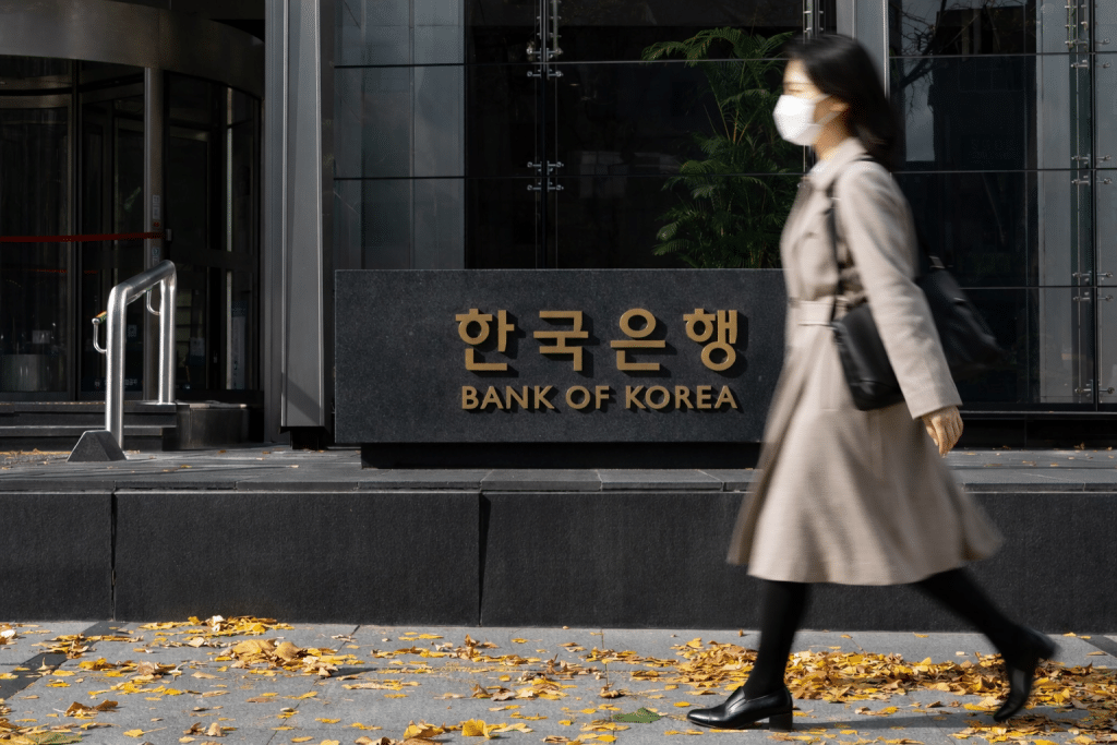 SKN | האם בנק קוריאה מאותת על הפסקת מדיניות ממושכת ככל שהסיכונים הפיננסיים מתגברים?