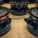 SKN | שווקי ארה״ב ננעלו במגמה מעורבת כאשר מניות קטנות נחלשות וחולשת הדולר מזינה תיאבון סיכון גלובלי