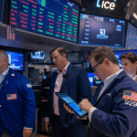 SKN | מדדי S&P 500 ו-Dow שוברים שיאים היסטוריים — האם השוק מהמר בביטחון מופרז על הורדות ריבית?