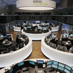 SKN | שווקי אירופה עוברים למסחר מעורב כאשר המדדים היבשתיים נחלשים בעוד ה-CAC 40 מפגין חוסן