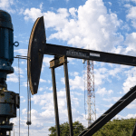 SKN | האם ענקיות הנפט האמריקאיות יכולות לאזן בין עתודותיה העצומות של ונצואלה לבין חששות המשקיעים לקראת הפסגה בבית הלבן?