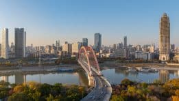 SKN | שווקי אסיה נפתחו במגמה מעורבת כאשר המשקיעים שוקלים את תנופת הצמיחה, אותות המטבע ותיאבון הסיכון הגלובלי