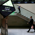 SKN | מדד FTSE 100 ננעל בעלייה בסמוך לרמות שיא כאשר המשקיעים שוקלים תנועות מטבע ותחזית רווחים