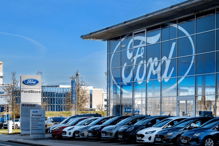 SKN | מניית פורד מטפסת במתינות כאשר תנופת הרווחים מתחזקת והמשקיעים מעריכים מחדש חשיפה מחזורית