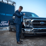 SKN | מניית פורד מטפסת כאשר מומנטום המכירות והפתעות ברווחים מעצבים מחדש את תחזית ענף הרכב