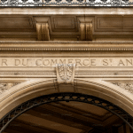 SKN | האם מדד CAC 40 יכול לשוב ולצבור מומנטום על רקע מתיחות סחר טרנס־אטלנטית?