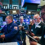 SKN | שווקי ארה״ב ננעלים בעליות כאשר מניות גדולות מתחזקות והדולר נחלש