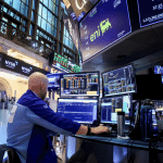 SKN | שווקי ארה״ב עולים כאשר חוזקה של הטכנולוגיה וחולשת הדולר מקזזות לחץ על מניות הדגל