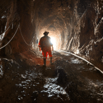 SKN | DUST מזנקת בחדות כאשר מניות כורי הזהב נסוגות והתנודתיות חוזרת למרכז הבמה