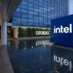 SKN | מניית Intel נחלשת כאשר נרטיב ה-מהפך הנקי מתנגש עם סיכוני ביצוע