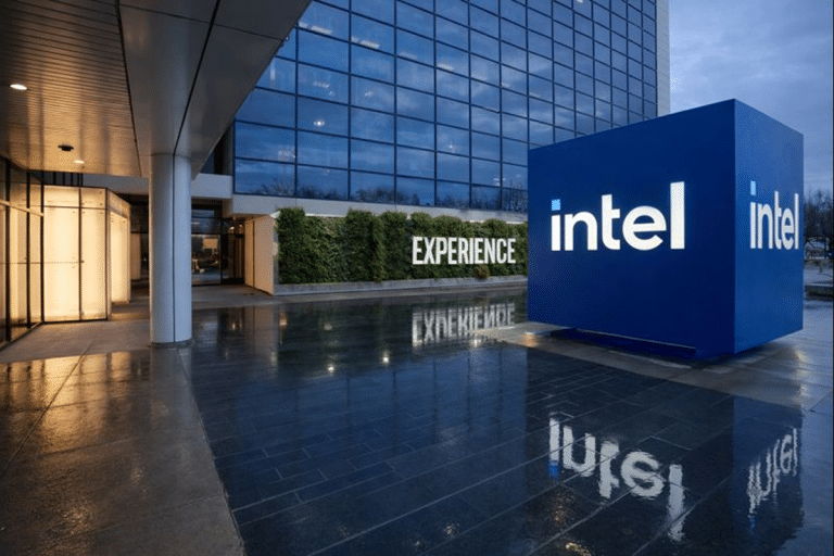 SKN | מניית Intel נחלשת כאשר נרטיב ה-מהפך הנקי מתנגש עם סיכוני ביצוע