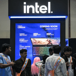 SKN | מניית אינטל מטפסת כאשר השוק שוקל את נרטיב המפנה מול יסודות פיננסיים שבריריים