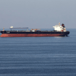 SKN | מחירי הנפט יורדים לאחר שטראמפ מאותת כי תגובת ארה”ב כלפי איראן מושהית — האם פרמיית הסיכון הגיאופוליטית דועכת?