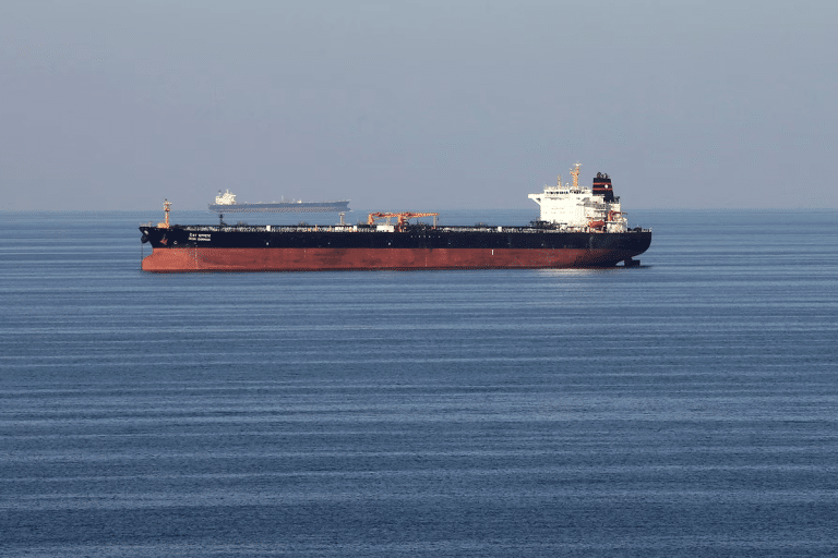 SKN | מחירי הנפט יורדים לאחר שטראמפ מאותת כי תגובת ארה”ב כלפי איראן מושהית — האם פרמיית הסיכון הגיאופוליטית דועכת?