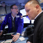 SKN | הימורים הפוכים צוברים תאוצה: QID עולה כאשר תנודתיות הנאסד”ק חוזרת בפתיחת 2026