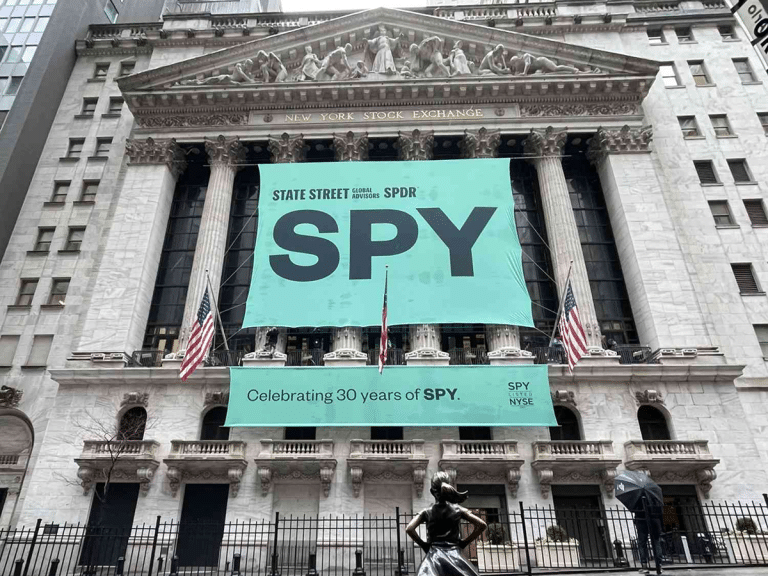 SKN | קרן הסל SPDR S&P 500 פותחת את 2025 ביציבות כאשר המשקיעים שוקלים שוויים ואותות מדיניות