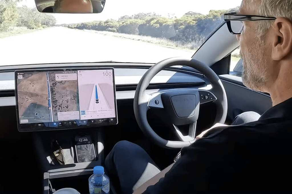 SKN | טסלה מקבלת מרווח נשימה בחקירת הנהיגה העצמאית בארה״ב — מה מעיד העיכוב על רגולציה ואוטונומיה