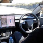 SKN | טסלה מקבלת מרווח נשימה בחקירת הנהיגה העצמאית בארה״ב — מה מעיד העיכוב על רגולציה ואוטונומיה