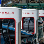 SKN | מניית טסלה מזנקת כאשר איתותי סחר ונרטיב ה-AI מחזירים את תיאבון הסיכון