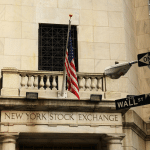 SKN | התנודתיות מזנקת כאשר שוקי ארה״ב נפתחים במגמה מעורבת על רקע היחלשות הדולר