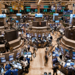 SKN | שווקי ארה״ב נפתחו במגמה מעורבת כאשר התנודתיות עולה והדולר נחלש