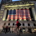 SKN | שווקי ארה״ב נסחרים במגמה מעורבת כאשר התנודתיות עולה והמשקיעים מעריכים מחדש את רמת הסיכון במהלך מסחר ה-13 בינואר