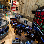 SKN | שווקי ארה״ב נפתחים בירידות כאשר עליית התנודתיות והתחזקות הדולר לוחצות על נכסי סיכון