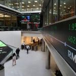 SKN | מדד FTSE 100 כובש שיאים חדשים: ניתוח הזינוק השבועי של 2.3%