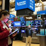 SKN | מדוע הדאו עלה בזמן שה־S&P 500 והנאסד״ק ירדו? מניות הביטחון מובילות כאשר הטכנולוגיה נחלשת