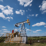 SKN | הנפט שוב מעל 70 דולר: האם המתיחות בין ארה”ב לאיראן מתמחרת מחדש את שוק האנרגיה העולמי?