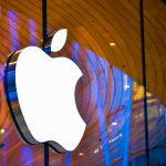 SKN | אפל “רוכבת חינם” על ראלי ה-AI? מה אמירתו של ג’ים קריימר מסמנת למשקיעי AAPL