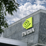 SKN | האם הראלי האחרון של NVIDIA בר־קיימא כאשר תנופת הרווחים מואצת לקראת 2026?
