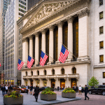 SKN | שווקי ארה״ב ננעלו במגמה מעורבת ב־10 בפברואר 2026 כאשר התנודתיות עלתה ומניות הטכנולוגיה העיבו