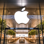 SKN | הדחיפה של אפל ללבישים מבוססי AI: האם משקפיים חכמים, תליון ואיירפודס עם מצלמה יגדירו מחדש את עידן פוסט-האייפון?